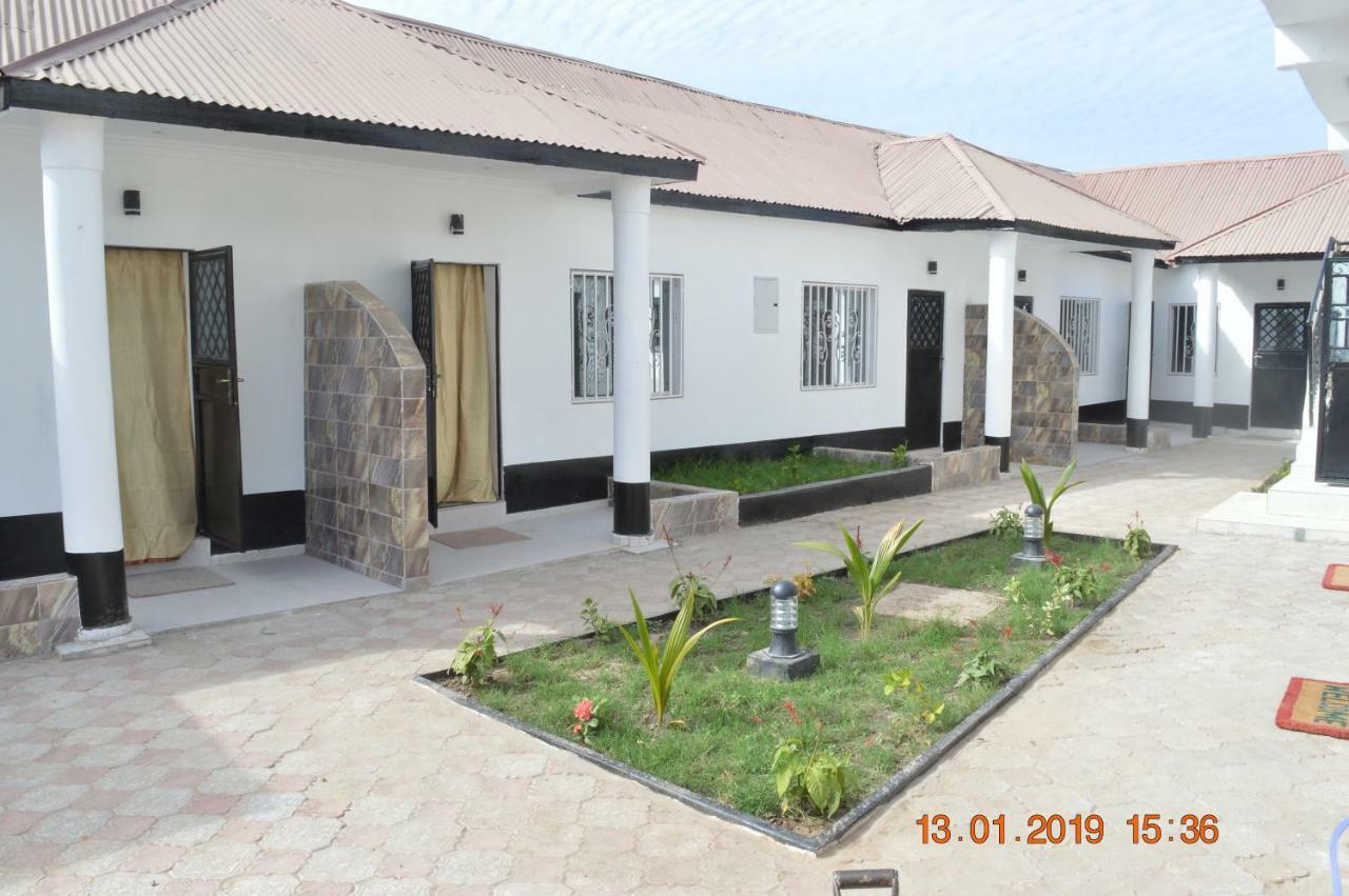 בנג'ול Sukuta Nema Guest House מראה חיצוני תמונה